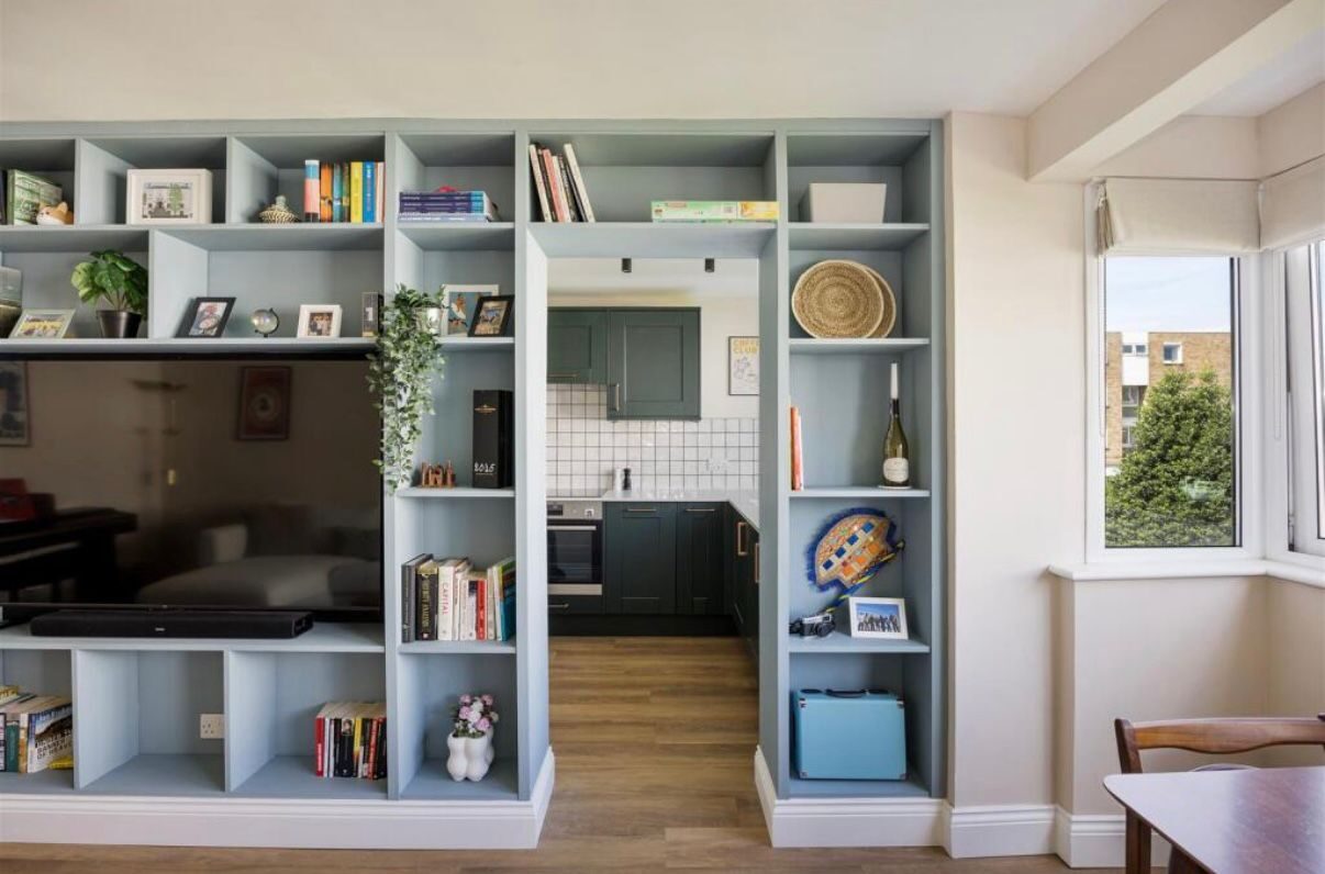 Alderbrook, Queenswood Gardens — bespoke bookcase detail